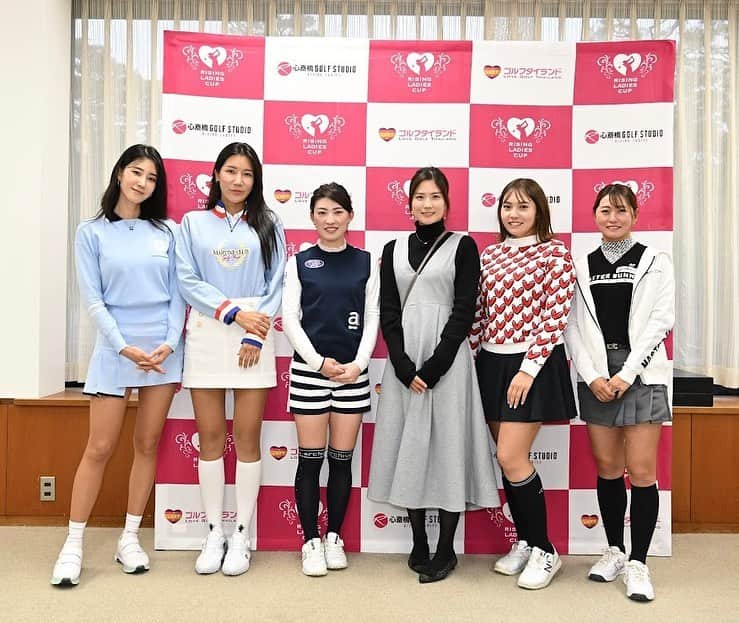 松原果音のインスタグラム：「. ライジングレディースカップでのお写真⛳️ . もう明日から４月ですね、、気合いを入れて毎日頑張ります🥺 @rising_ladies_golf さん いつも素敵な大会を開催してくださり、ありがとうございます😊 .  @rising_ladies_golf #ライジングレディースカップ #RisingLadiesCup #ライジングレディース心斎橋ゴルフスタジオ」