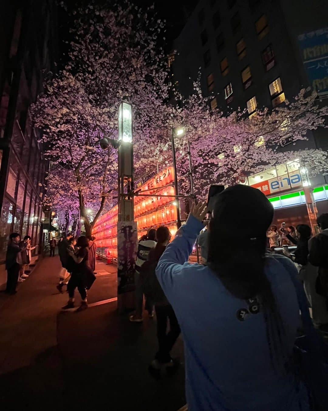 森青葉さんのインスタグラム写真 - (森青葉Instagram)「☺︎ 通りすがりの桜を 取り急ぎ撮っているあたし＾＾」3月31日 20時19分 - aoba__mori_official