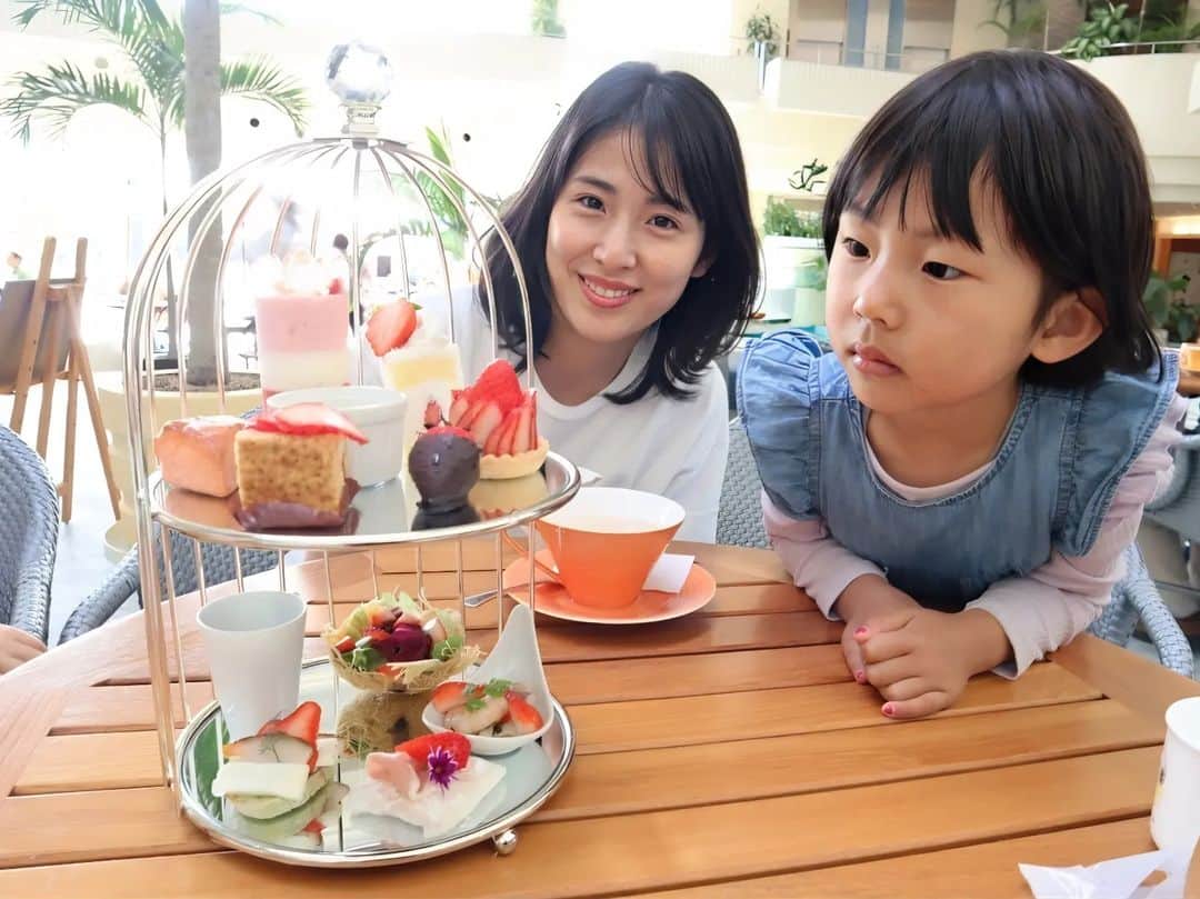 本仮屋リイナのインスタグラム：「砂浜にうつ伏せになって、小一時間寝たら、頭すっきり！スーパーデトックスされた気がします🌿という後に撮ったいちごアフタヌーンティーの写真でございます💁🍓⁡ #娘がいちごに釘付けすぎる」