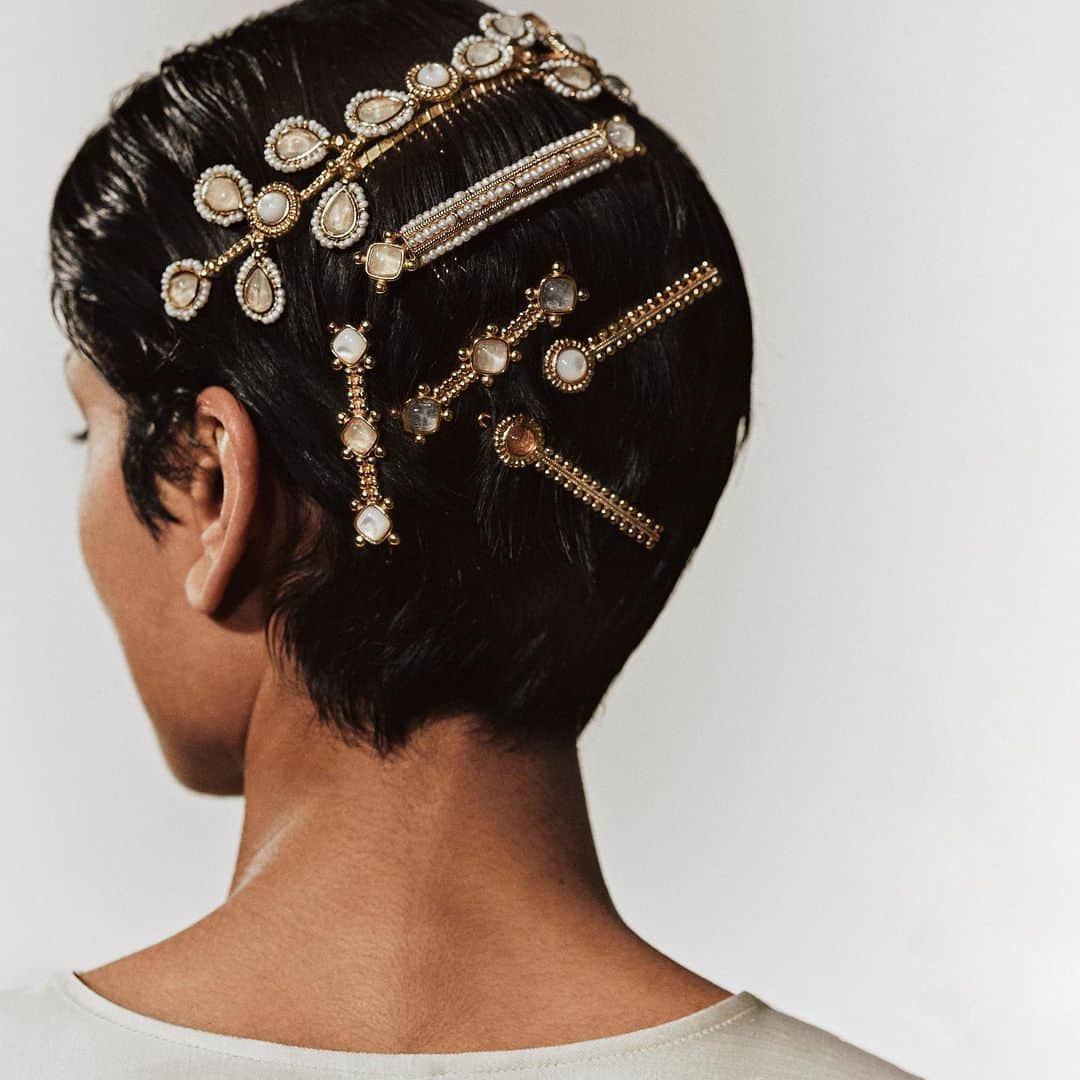 グーセンス パリのインスタグラム：「Our very first hair jewelry to shine on D-Day, to wear and wear again.  #goossensparis」