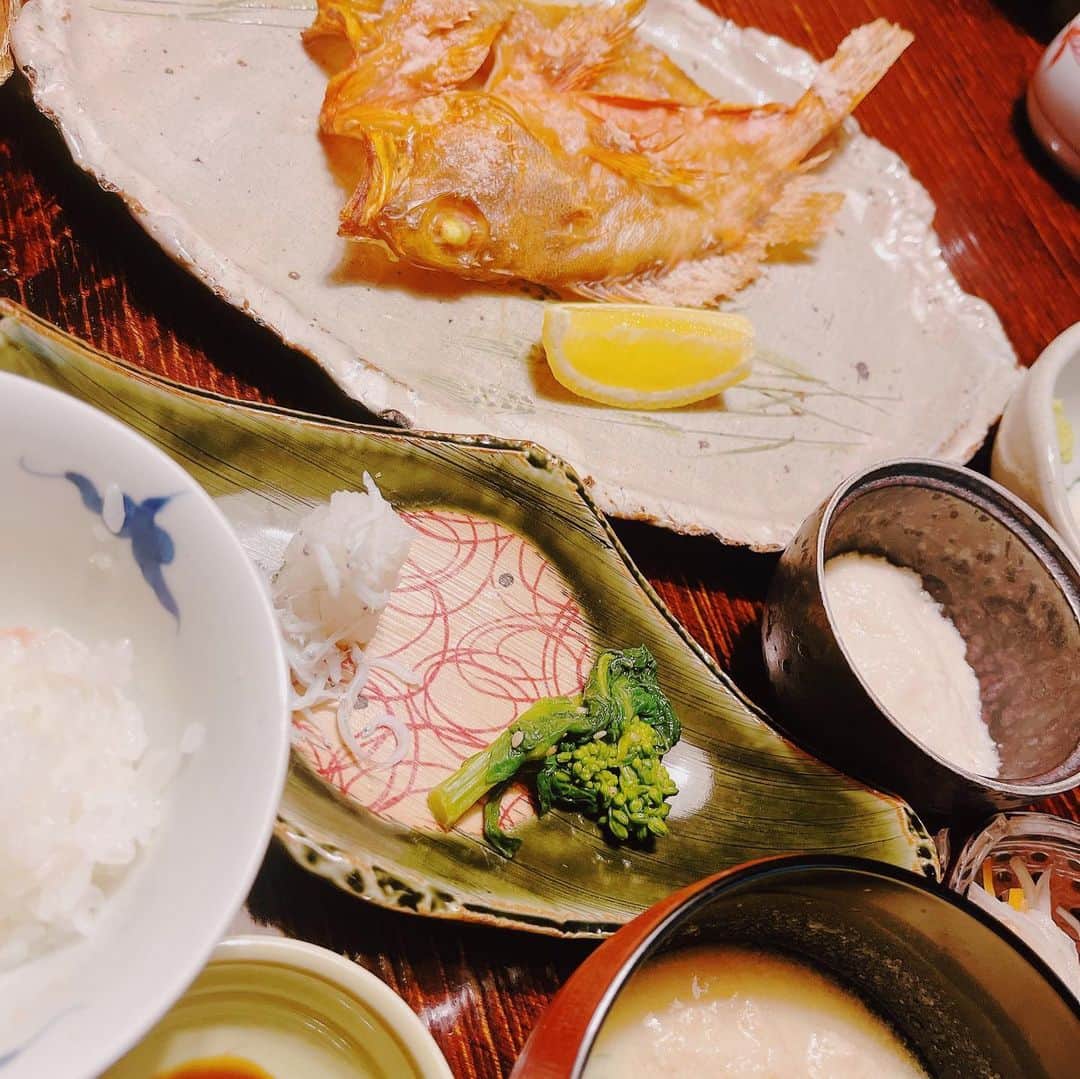 スザンヌさんのインスタグラム写真 - (スザンヌInstagram)「3月が終わる前に🌸 #春分の日 の思い出。  #とうふ屋やまと @hirayama_tofu.yamato さんにお邪魔しました♨️  お部屋の温泉も清々しい接客もすきだけど、 とくにわたしのすきはこちらの朝ごはん🍱ボリュームたっぷりお豆腐にお魚にどれだけでもご飯がすすむ🍚んもうね、朝ごはん食べるためにお風呂入ってる♨️  そして去年できたたという離れ貸切サウナ棟（2個目の動画） #無創庵 がすんごかった🔥 サウナ初心者のくせに贅沢すぎた🧖‍♀️ 薪ストーブから放つ柔らかい温室と 火の揺らめきに癒やされまくりました🤤 ここにも露天風呂と内風呂。 そして天然の水風呂まであったよ🤭  日帰りサウナも1日1組限定で予約できるみたい🔥サウナ好きの方是非行ってみてほしい☺️そして入り方教えて←  #熊本旅行 #熊本旅館 #平山温泉 #熊本サウナ」3月31日 20時16分 - suzanneeee1028