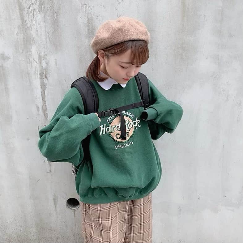みさねのインスタグラム：「ハードロックってもう古いって言われるのかな...? ㅤ これ3年くらい前のお気に入りの写真👶🏻🌼 ㅤㅤ スウェット 古着 つけ襟チェックパンツ @cham.official_  ㅤ #古着 #古着コーデ #フルジョ #スウェットコーデ #スウェット #トレーナー女子 #トレーナーコーデ #ボーイッシュ女子 #ストリートコーデ #オーバーオール」