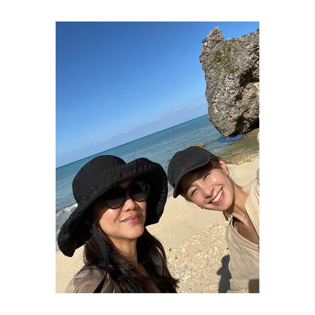 稲沢朋子さんのインスタグラム写真 - (稲沢朋子Instagram)「☀️ プールもあるけど！やっぱりここへ来たら海よね〜🏖 まだ海へは入れなかったけど、国内最大級の海カフェのバンタカフェまでお散歩〜 パノラマの絶景✨に海風と波音を感じ 気持ちよかった☺️ 海辺のテラスでひと息☺️ ゆっくり過ごす  #bantacafe #バンタカフェ #星野リゾート　#hoshinoyaokinawa #星のや沖縄 #星のや」3月31日 20時17分 - ina_tomo
