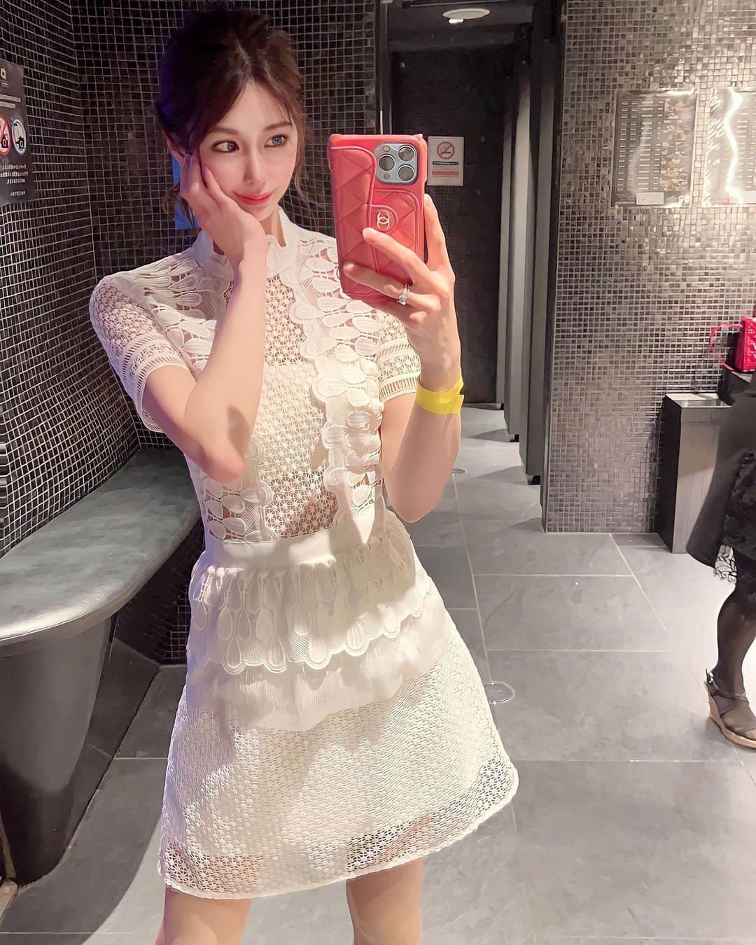 倉岡生夏のインスタグラム：「👗💆‍♀️♡ ・ 美肌メンテ♡ 銀座にある @knklaboginza さんで 小顔ハイフと小鼻のハイドラフェイシャル、無針の水光注射であっという間に美白になりひきあがりました😊 ・ 小顔になったねぇ〜❣️て友達に言われたりうれしすぎます😊 ホットペッパーからお得に予約できるし、私の名前いえば10%割り引きあるのでよかったら活用してください♡ 医療用ハイフいらずになりました😊 今日で3月が終わりなんて驚きです！！ 明日は家族行事🌸晴れるの嬉しいです😊🌸4月からもよろしくお願いします😊 ・ ・ ・ ・ ・ ・ ・ #大人可愛いコーデ #大人可愛い #セルフポートレート  #ハイフ #小顔になりたい #脱毛サロン #メンズ脱毛 #美肌 #美肌ケア #美容好きな人と繋がりたい #小顔エステ #美肌作り #アラサー美容 #アラサー女子 #アラサーママ #アラフォー美容 #アラフォーコーデ #すっぴんメイク #美白ケア #selfportrait #japanesegirl #ginza」