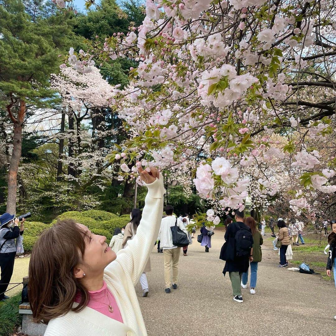 青山あみさんのインスタグラム写真 - (青山あみInstagram)「ゆーっくり　深呼吸。  엄마랑 꽃구경🌸  #도쿄 #꽃구경 #japan #自然」3月31日 20時29分 - aoam____i