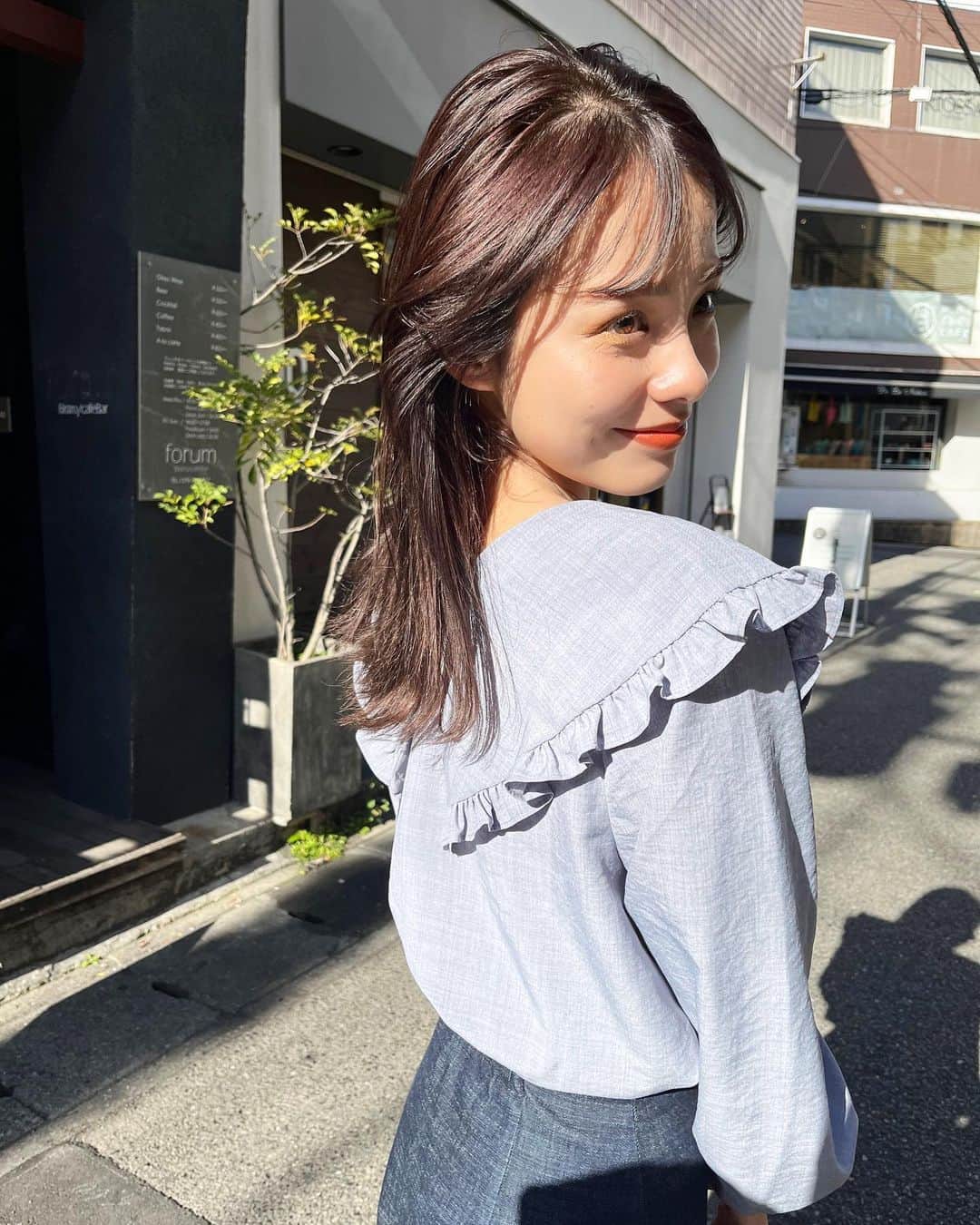 前田希のインスタグラム：「ぽかぽか陽気な日🌞 . @junko46.jp さんに 髪の毛綺麗にしてもらって お散歩しながら撮っていただいた📷✨ らぶですいつもありがとうございます🥰 . じゅんこさんにも褒めていただいたブラウスは @momentplus.official」