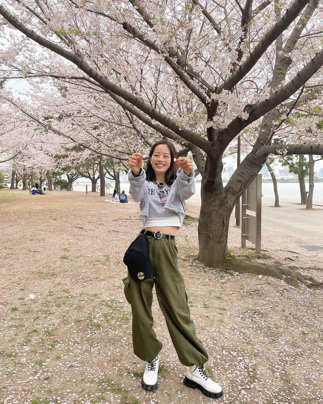 池端杏慈さんのインスタグラム写真 - (池端杏慈Instagram)「︎ ︎︎︎︎︎  さくらー！！！！！🌸 落ちてくる花びらを友達とずっと追いかけてました☺️ 4枚目はキャッチできた花びらです。  顔にシール貼ってデコりました♡⃛  #ニコラ#nicola#ニコモ #池端杏慈#アンジ #桜」3月31日 20時22分 - lespros_anji