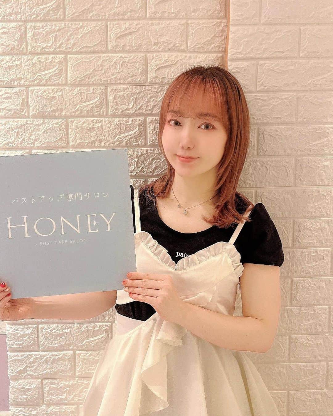 のインスタグラム：「初めてバストアップサロンなるものに行ってきた〜！  @honey_bust  ⁡ プロレスラーという職業柄、運動量めちゃくちゃ多く日々胸は揺れまくりだし、試合や極真空手で打撃も受けるため ⁡ 小さくなってしまった胸にコンプレックスすごかった ⁡ (現役中は豊胸含む整形手術はしないと決めている) ⁡ (特に3月は、誕生日前繁忙期で毎年自律神経がイカれてしまい不眠になりやつれる 今もそうで、小胸化に拍車がかかってる) ⁡ 大人になって、痩せる時は胸から落ちる様になってしまって、本当に困ってた ⁡ バストアップサロンHONEYさん！＠恵比寿 ⁡ まずは美味しいヨモギ茶戴いてカウンセリング→ ⁡ 肩甲骨のこり固まりをえぐりとる様な 肩甲骨ガチガチ勢みやここも天国に上る ツボすぎる大好きすぎる、強め肩甲骨ハンドマッサージ ⁡ このマッサージが素晴らしすぎた❣️ マッサージガチ勢のみやここも天国にのぼる腕前❣️ ⁡ そのあと、寝てしまうくらい穏やかな微弱電流を胸、腕近辺にゆっくり流す ⁡ 受けた感覚としては、めちゃくちゃ凝ってた肩周りが強めマッサージで癒され柔らかくなり、微弱電流で眠くなり、起きたらスッキリ上半身が軽やかになっていた感じ ⁡ 写真で見ると結構違う！！ ⁡ 高いスポーツブラとナイトブラ、セルフマッサージでしかケア出来てなかった大切なお胸 ⁡ プロの手によってどう変わっていくのか、とっても楽しみです❣️ ⁡ みやここのインスタ見たと言って下さると10%オフとのこと！ 気になる方DM送ってみて❣️  #バストアップ#育乳#Honey#バストケア　 #エロふわバスト#エロふわバストは作れる #PR @honey_bust」