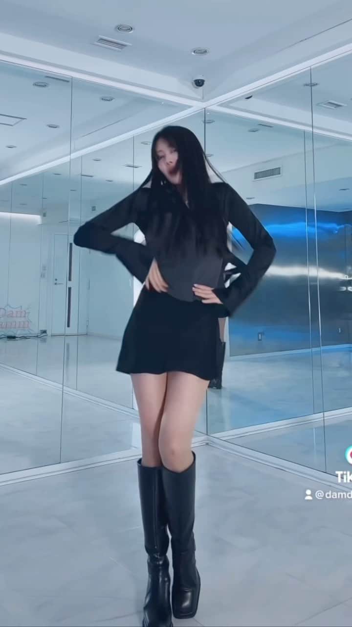 ハダムのインスタグラム：「@withkstudio  🎵TWICE - SET ME FREE . . 오랜만에 스튜디오에서🫣 . . #kpop #kpopcoverdance #twice #setmefree」