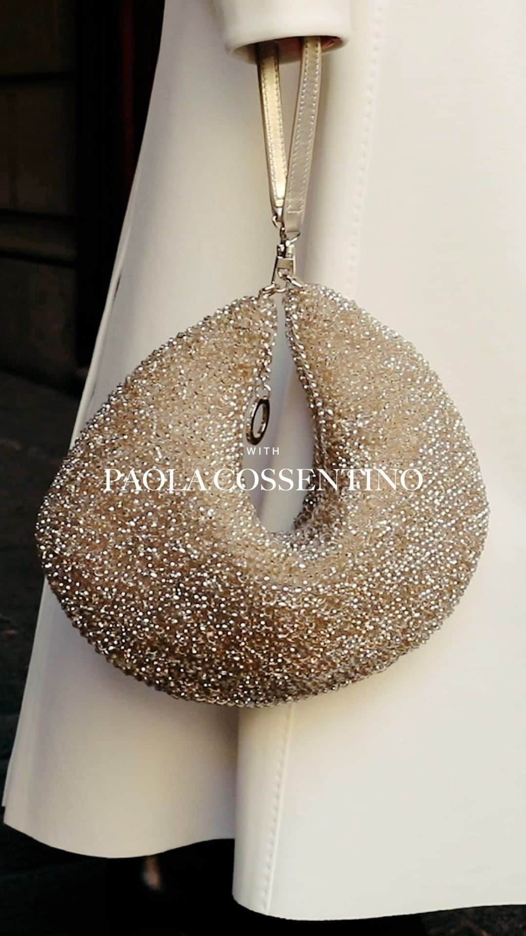 ANTEPRIMAのインスタグラム：「Milanese Elegance.  With a pure white ensemble of #ANTEPRIMA #SS23 show look, @paola_cossentino picked the FORTUNA WIREBAG in iconic Orogento shade to add sparkles at her surrounding.   Shop the FORTUNA WIREBAG now.  #ANTEPRIMA30 #SpringSummer2023 #SS23 #ANTEPRIMA #WIREBAG #MilanStyle #Milan #MilanFashion #Miniature #MicroBag #MiniBag #CraftBag #CrochetBag #Handcraft #KnitBag #WorkBag #ItalianDesign #Craftmanship #アンテプリマ」