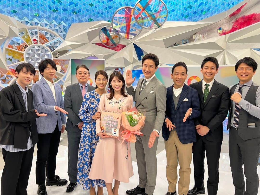古市憲寿のインスタグラム：「2021年からはじまった #めざまし8。司会だった永島優美アナウンサーが今週で卒業でした。  コロナ時代の最中にはじまった番組。ともすればギスギスする雰囲気を、永島さんはルームディフューザーのように柔らかい空気にしてくれました。橋下さんみたいな劇物がいるのをものともせずに笑。誠実さとお茶目さを兼ね備えた稀有なひとです。  本当にお疲れ様でした！永島さんの次なるステップを楽しみにしています。  （そして竹俣紅さんも卒業。めっちゃくちゃ頭の回転が早くて仕事ができるひとなので、色んな未来がありそう。卒業おめでとうございます！）」