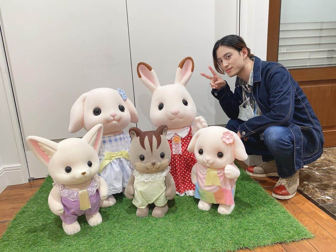 武子直輝のインスタグラム：「シルバニアファミリーと大きなお友達。  #武子直輝  #シルバニアファミリー」
