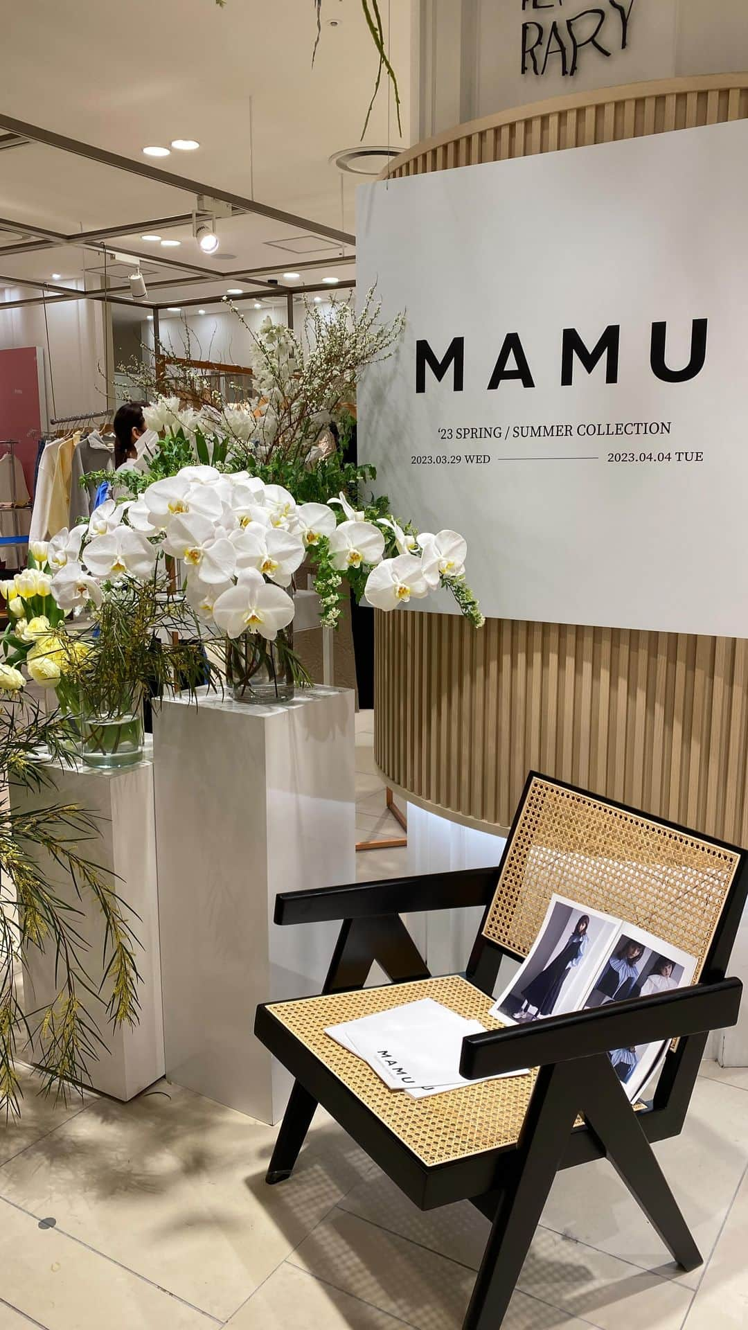 MAMUのインスタグラム：「4/1(土)10:00〜リモオーダースタート✨  ☎️06-6361-1381 📢4階イットコンテンポラリーMAMUのリモオーダーとお伝えください  📍再入荷商品 4/1(土)13:00〜 ・ラグラントレンチコート ・ジャンバースカート ・バックリボンブラウス / ストライプ  #mamu_online」