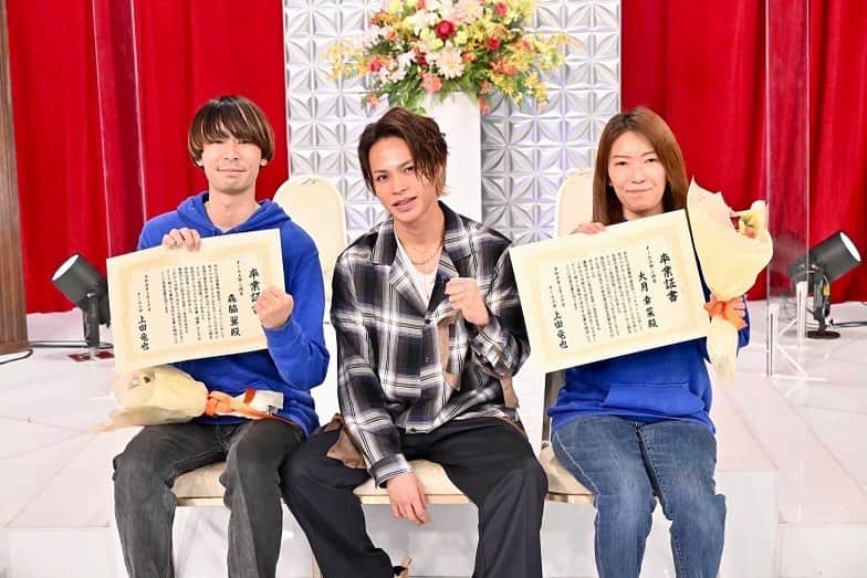 のインスタグラム：「第二期生が卒業していきました 2人共1年で 凄く成長していきました。  森脇は 駄々こねて卒業していきました。  1年 こき使ったから 飯連れてってやらねば笑  あー髪長すぎだな 切りたくなってきた  #おめでとう #graduation #俺は #忘れない #森脇に #ホテル #で #ストーカー #された事を」