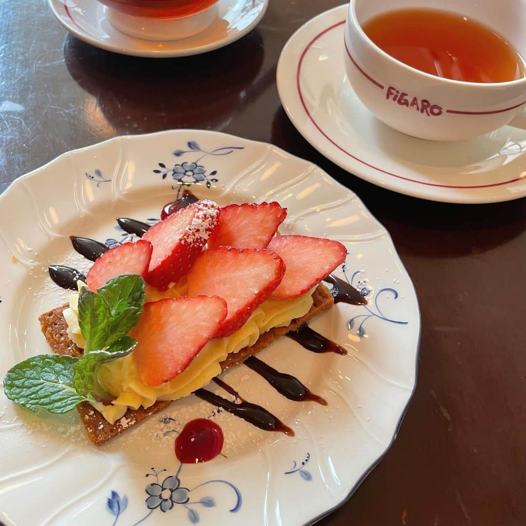 尾花貴絵さんのインスタグラム写真 - (尾花貴絵Instagram)「🍓 . 季節のケーキ♡  異国感 溢れる大好きなお店で 至福のひととき🫠🇫🇷🫧 @french.figaro.official  . 次は、タルトタタン食べるんだっ🥄 (… 売切れてたので、リベンジしたい!! ) . . #cafe #figaro #cake #strawberry #sweets #yummy」3月31日 20時33分 - kie_obana_