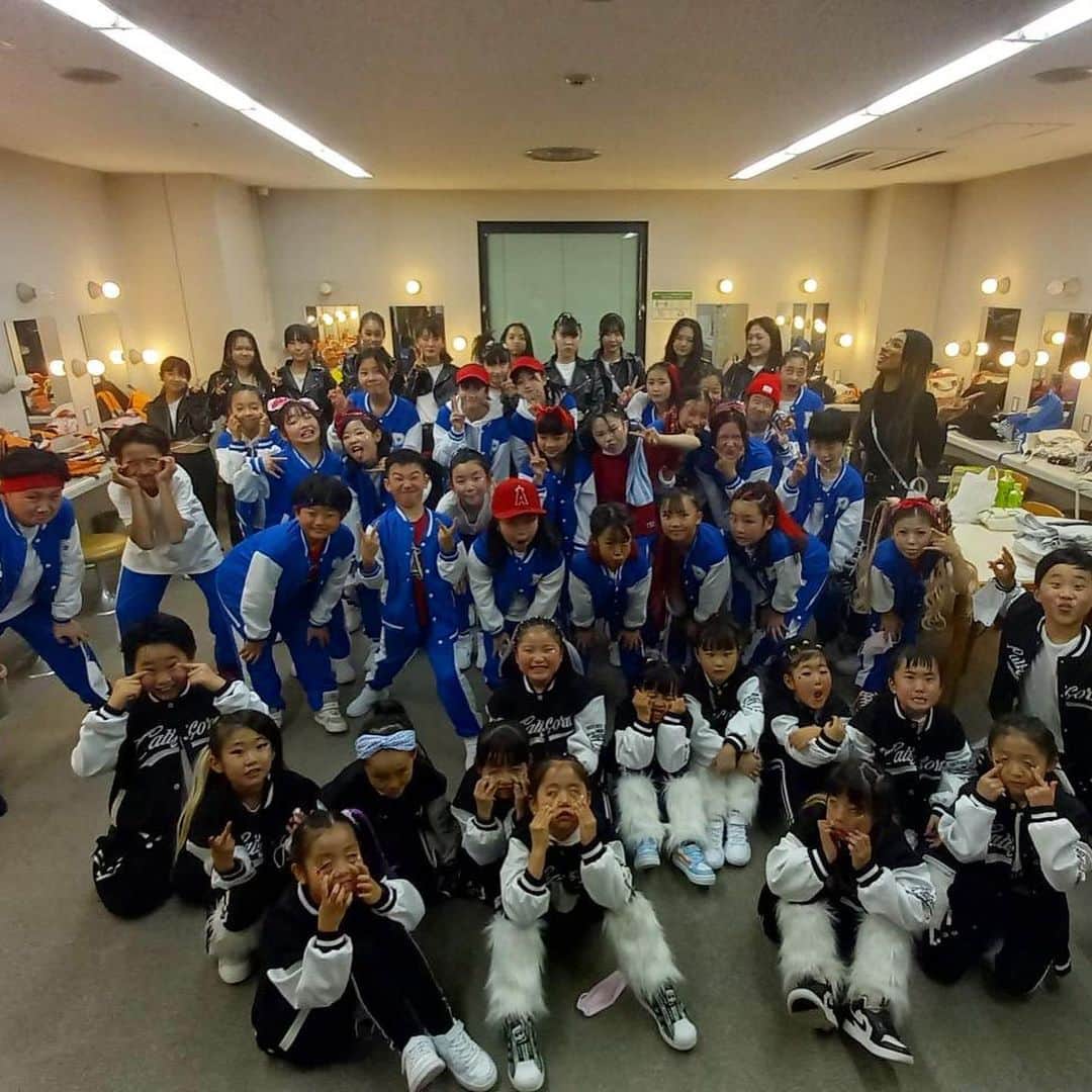 鈴木リサのインスタグラム：「. TIPNESS3月の発表会　#2  喜多見3クラス 変顔がマイブームぽくて写真の 半分変顔やばい🤪🤣💦  元気あり過ぎて日頃レッスンからやばいんだけど、 初めてのステージの子も 初めてと思わせないパワーで 踊ってくれてほんと泣けた。 これからの成長も本当楽しみ！ . 喜多見の1番上のクラスは 7年も教えてる子もいてて もう本当に親の気分。 いつのまにかお姉さんなってしまて🥹  だーーーいすき！！ お疲れ様💕」