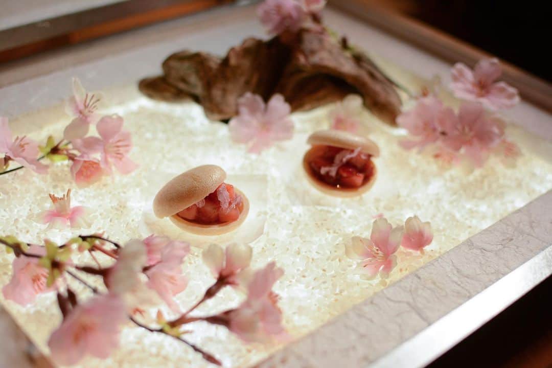 THE KAWABUN NAGOYA | 河文さんのインスタグラム写真 - (THE KAWABUN NAGOYA | 河文Instagram)「. 日本ならではの四季を感じられる 心のこもった 最初のひと皿...  THE KAWABUN NAGOYAのディナーコースでは、 "Amuse"という小さなお料理を必ずご用意しています。  料亭から始まった"カワブン"ならではの 和のしつらえを感じる和紙を使用したオリジナルの箱には、 コースがこれから始まるワクワク感と、 季節感たっぷりの装花が詰められています🌸  「いらっしゃいませ」 「ようこそお越しくださいました」  日本のおもてなしの心を感じていただけるように。  お越しの際には、是非注目してみてください✨  #thekawabunnagoya  #ザカワブンナゴヤ #河文 #カワブンナゴヤ #カワブン #名古屋イタリアン #名古屋レストラン」3月31日 20時34分 - thekawabunnagoya