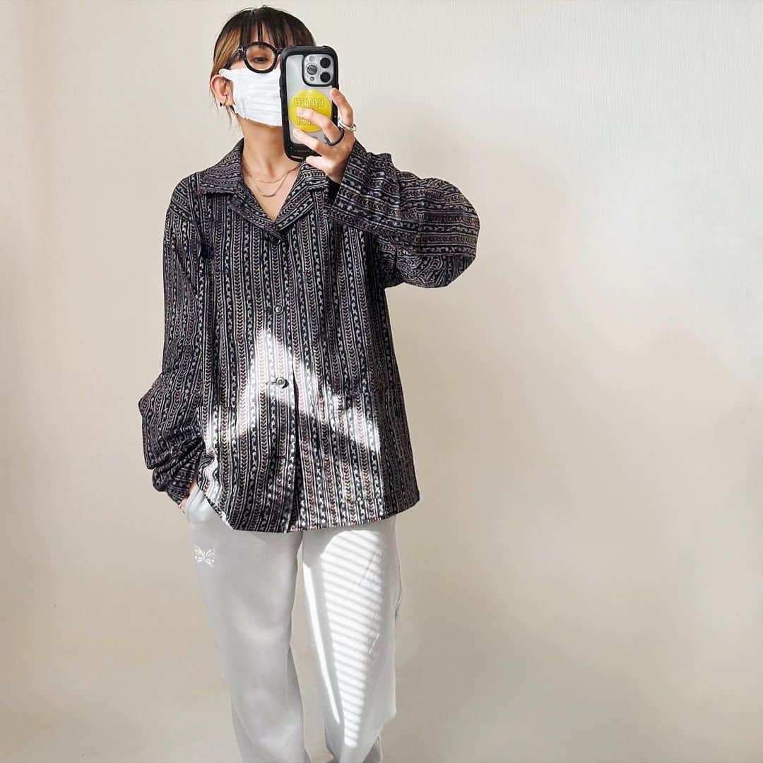 のインスタグラム：「* . . もはやメンズ。 というか、メンズの服ばかりになってきました🕺 . shirts, pants #needles #ニードルズ  . . *」