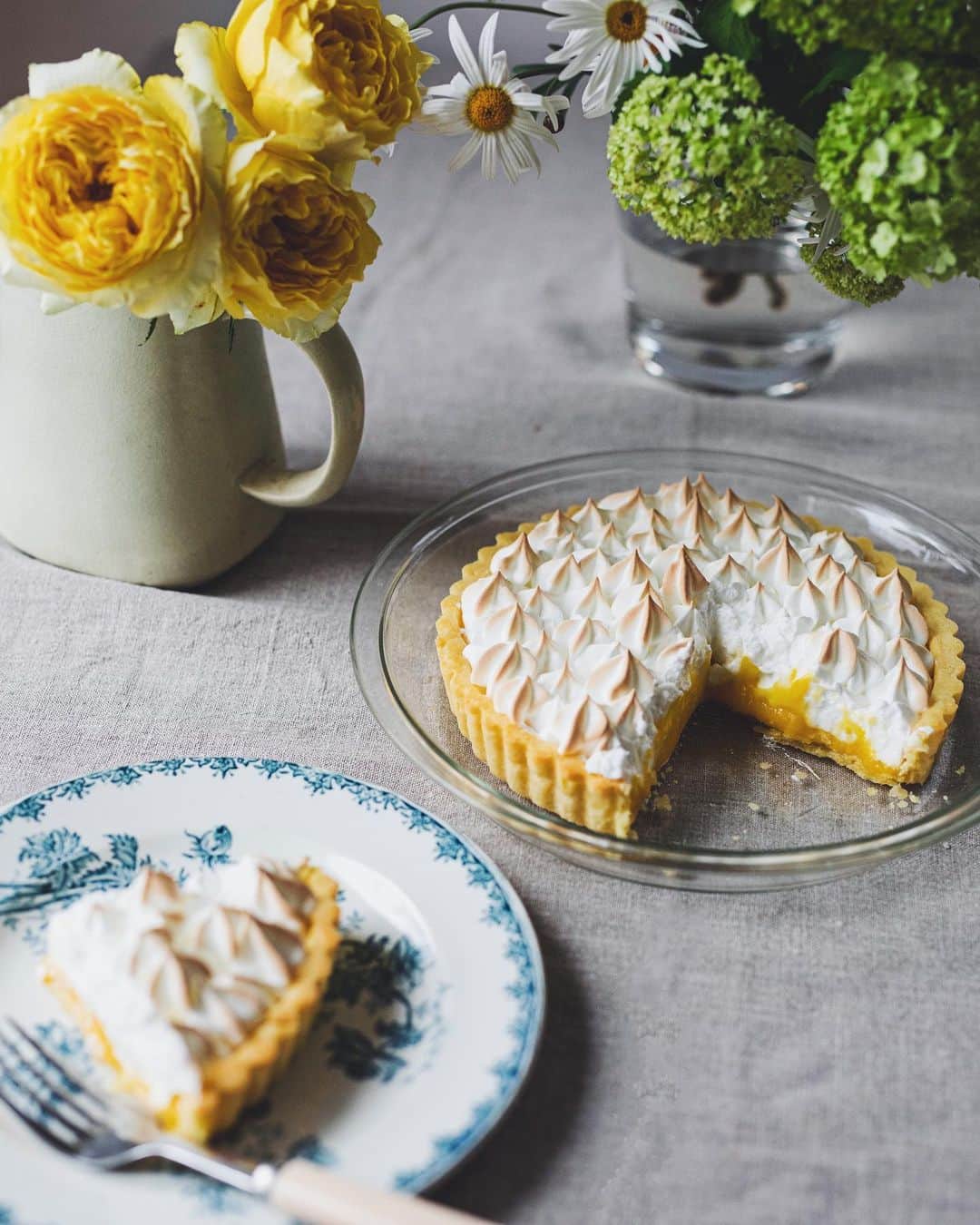 増田由希子のインスタグラム：「Lemon meringue pie is one of my favorite desserts.😋🍋 #lemonmeringuepie #homemane  作り置きのレモンカードを使って、レモンメレンゲパイを作りました。 時間が経つと、メレンゲから水分が出やすいので、焼き立て熱々をいただきます😋 #花とお菓子」