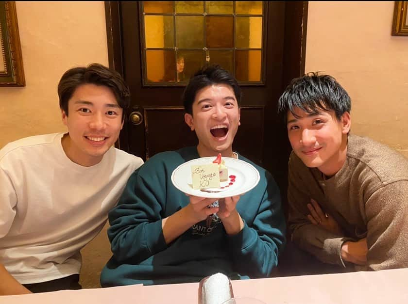 山﨑誠のインスタグラム：「Bon voyage🌸  #篠原光　#山本紘之 #一応教育係でした #真面目で真っ直ぐなところも #自然と写真でグーチョキパーするところも #買い物連れてってくれるところも素敵だったよ #また来月会おう笑」