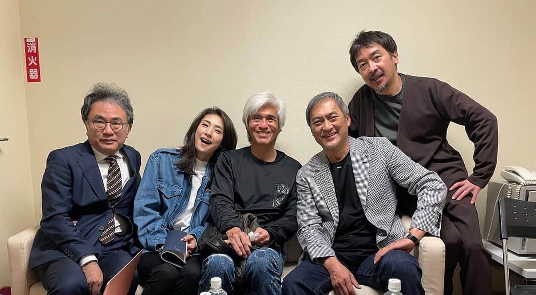 渡辺謙さんのインスタグラム写真 - (渡辺謙Instagram)「. 友人のプロデューサーに誘われて 舞台『カスパー』を観に。 何と客席には、ちと濃いめの知り合いがずらり。 ピサロを演出していたウィルタケットが演出をしています。 佐藤浩市君の息子さんの寛一郎君とピサロで共演した仲間達も出演。 TOKYOVICEシーズン2の撮影合間に心の栄養を貰い、再会も楽しみました。 舞台もそろそろやりたいなぁ。 謙  -  I was invited by a producer friend to see the play "Kaspar". To my surprise, many people I knew well were in the audience. The show was directed by Will Tackett, who also directed The Royal Hunt of the Sun.  Koichi Sato's son, Kanichiro, as well as friends who performed with me in The Royal Hunt of the Sun were also in the show. I was able to enjoy the reunion, and the show gave me good nourishment for my mind in between filming of Tokyo Vice season 2.  The whole experience made me want to perform on stage again.   Ken  #カスパー #willtuckett #寛一郎 #濃いめの仲間 #佐藤浩市  #三谷幸喜 #天海祐希 #栗原英雄 #渡辺謙 #kenwatanabe」3月31日 20時46分 - kenwatanabe____