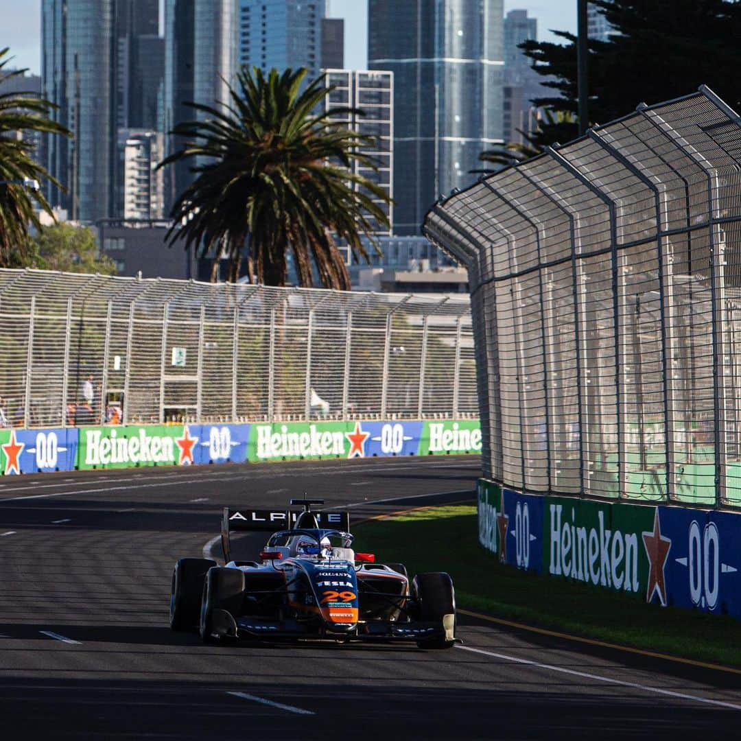 ソフィア・フロルシュさんのインスタグラム写真 - (ソフィア・フロルシュInstagram)「Race cars 🏎️ , palm trees 🌴, fans and sunshine ☀️ What else for you want on a Friday? - Tough day in the office but we are working on it trying to be able to show it soon on paper…// 📸 x @f1joan // #sophia #sophia99 #changeagent #racegirl #racing #motorsport #AusGP #Melbourne #F3」3月31日 20時42分 - sophiafloersch