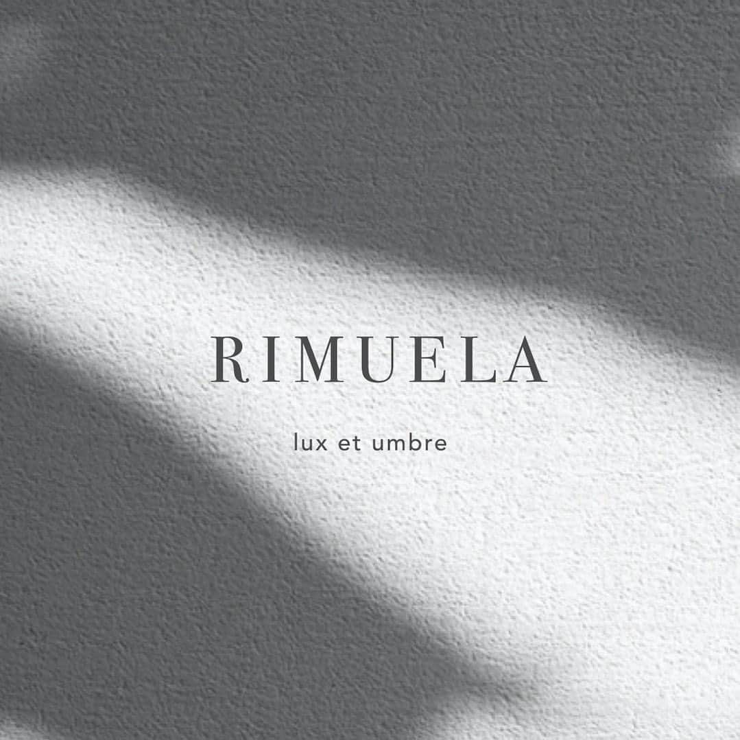 UESUGIRINAのインスタグラム：「- ご報告 -    この度、3月31日を持ちまして RIMUELAのブランドプロデューサーを 退任させていただくことになりました。  これからはRIMUELAに携わることは なくなってしまいますが、変わらず ご愛顧いただけますと幸いです。  今まで沢山の方に応援していただけて 支えてもらい、RIMUELAを好きになって もらえてとても感謝しています。  本当にありがとうございました。  自分達で一から創業することができて とっても貴重な経験になりました。  そして私自身も強くなれました。  引き続きやってみたいと思った事は 失敗を恐れずに行動し、沢山経験して 生きている限り挑戦し続けようと思います🌱  #語りすぎたのでこのへんで   新しい挑戦をするため、今までの経験を生かして のびのび頑張っていこうと思います🐈‍⬛‪‪❤︎‬    @rimuela_official #rimuela」