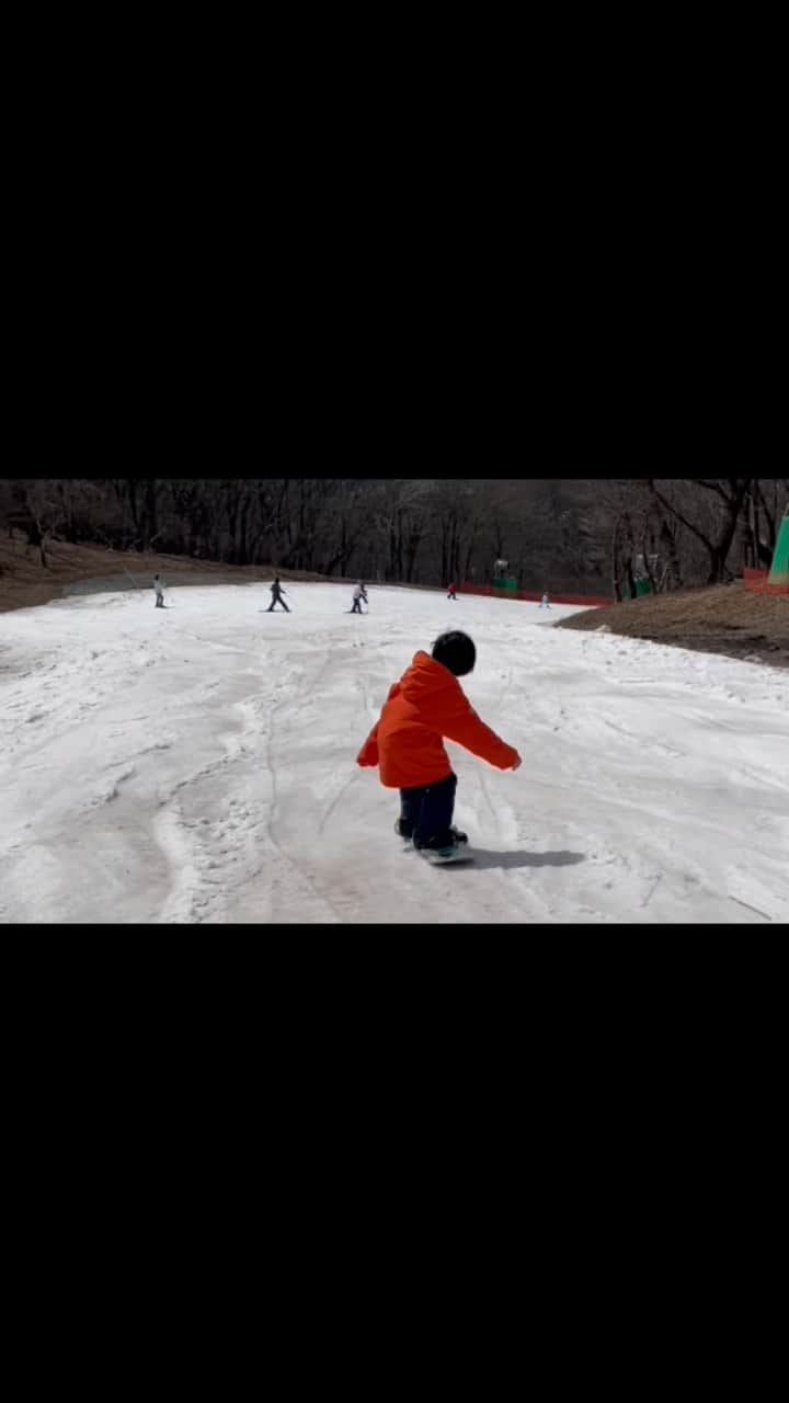 小瀬村晶のインスタグラム：「He's now very good at snowboarding 🏂❄️  #7yearsold #child #boy #snowboarding #snowboarder #snowboard」