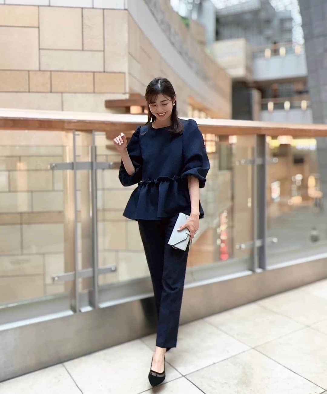 青山美沙子さんのインスタグラム写真 - (青山美沙子Instagram)「coordinate☁️💫 ⁡ ⁡ ⁡ tops・・ @lialapg  pants・・ @uniqlo bag・・@valextra shoes・・ @shein_japan  ⁡ ⁡ ⁡ 産後の体型戻らなすぎて腰＆お腹周りの隠れるトップスばかりを集めてしまう。 ペプラム最高！ このLialaのトップス、ウエスト細く見える気がする！ ⁡ 逞しくなった二の腕も、ぽわん袖で隠してもらってます♡笑 ⁡ ⁡ ⁡ ⁡ ⁡ ⁡ この日は六本木ヒルズのダルマットでlunch𓌉𓇋 ⁡ ずっと食べてみたかったいちごのパスタ🍓食べれて大満足。 ←思ってた以上にさっぱりした味だった！ ⁡ ⁡ ⁡ ベビーカーokだったので同い年ベビちゃん同士で並んでお利口さんしててもらいました☺︎♡ ⁡ ⁡ ⁡ どんどん大きくなっちゃうの、ほんとに寂しいなぁ🥺 ⁡ ⁡ ⁡ ⁡ ⁡ ⁡ ______________________________________ ⁡ ⁡ ⁡ #liala#ぽわん袖#ネイビーコーデ#ペプラムトップス#ペプラム#ヴァレクストラ#ユニクロパンツ#大人シンプルコーデ#骨格ナチュラル#アクティブキュート#アクキュ#イエベ春#165cm#165cmコーデ#ママコーデ#pr」3月31日 20時43分 - misa1120mh