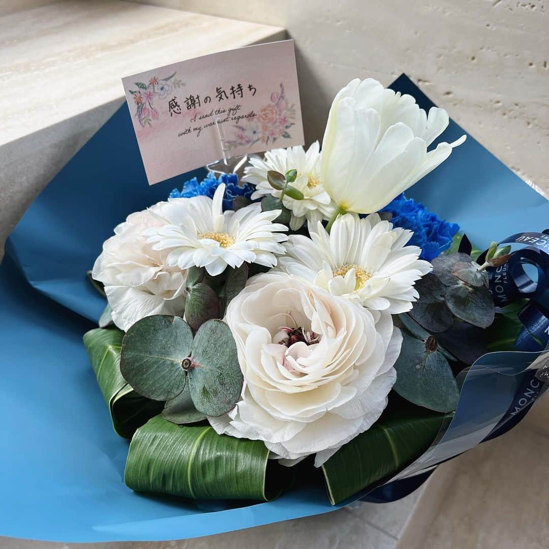 吉田早織のインスタグラム：「・ 15年間お世話になった会社を退職しました💐  4月からは新しい職場へ。  新卒の時とはまた違う緊張感…✨」