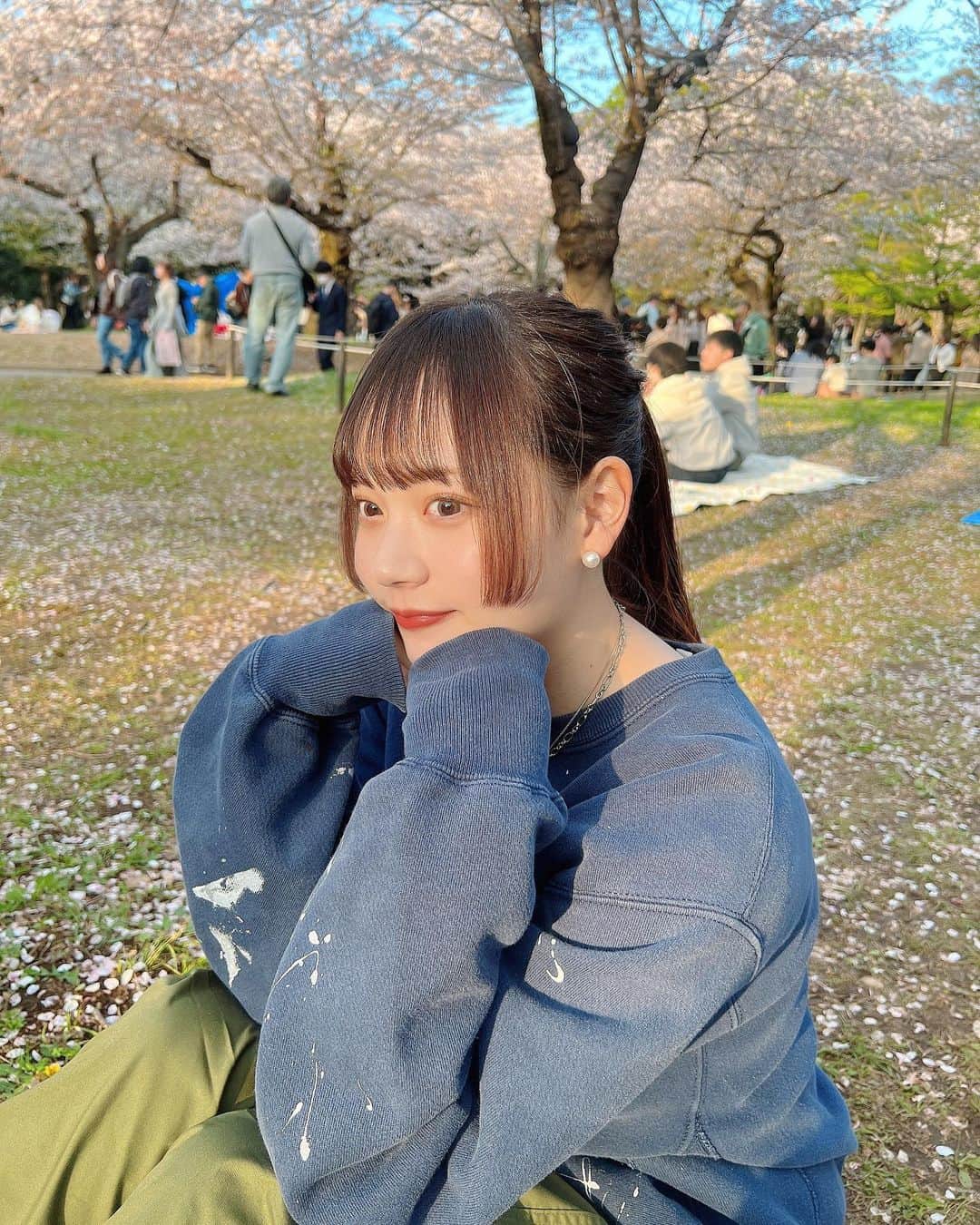 NANOKAさんのインスタグラム写真 - (NANOKAInstagram)「お花見できた！  このスウェット福岡の @eight_fukuoka で買った🫶🏻」3月31日 20時54分 - pompom_nanoka
