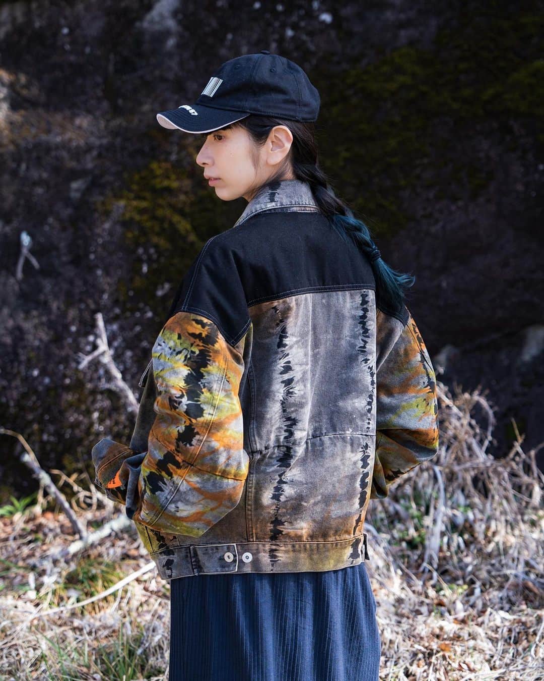 鎌野愛さんのインスタグラム写真 - (鎌野愛Instagram)「庭にて。旦那の服が可愛かったので借りました。 photo @sgwrkzk  outer- #heronpreston  tops- #kamanoai goods bottom- #sneeuw  cap- #vetements」3月31日 20時55分 - kamanoai