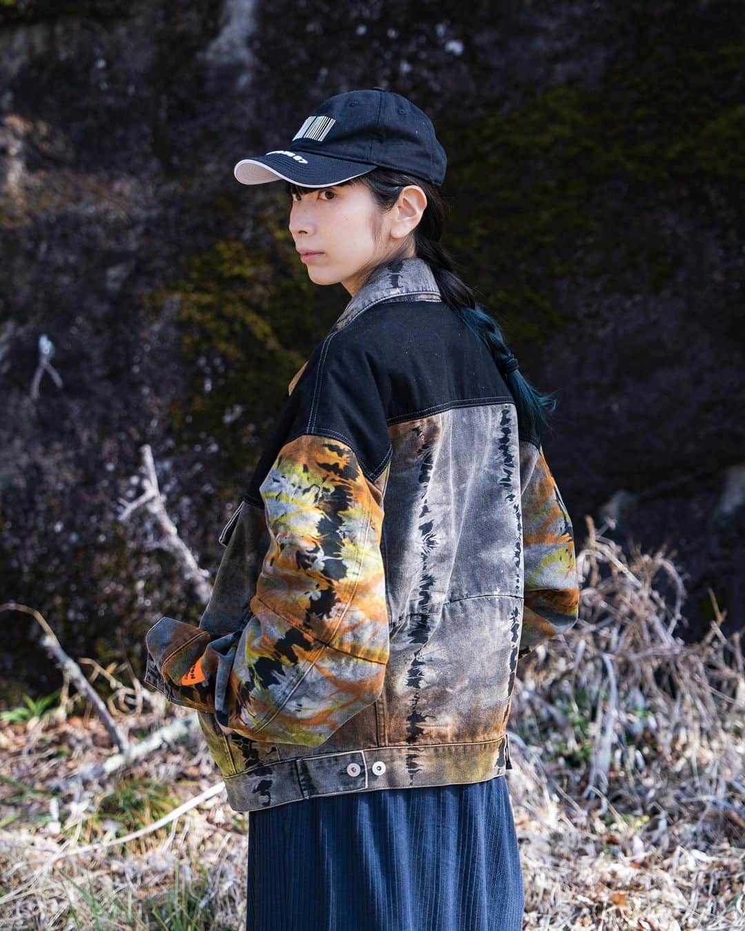 鎌野愛のインスタグラム：「庭にて。旦那の服が可愛かったので借りました。 photo @sgwrkzk  outer- #heronpreston  tops- #kamanoai goods bottom- #sneeuw  cap- #vetements」