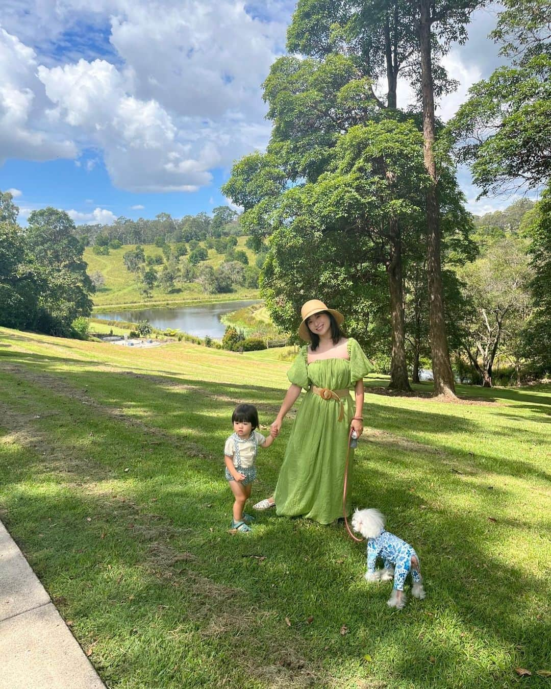 稀鳥まりやのインスタグラム：「🌿🌿🌿 先週末少し遠出してワイナリーに行って来ました🍷 美味しいランチをゆっくり頂きながら美しい景色に癒され、可愛いお馬さん達にも出会えました🐴 久しぶりに乗馬したい🤍 ・ ・ #ワイナリー」