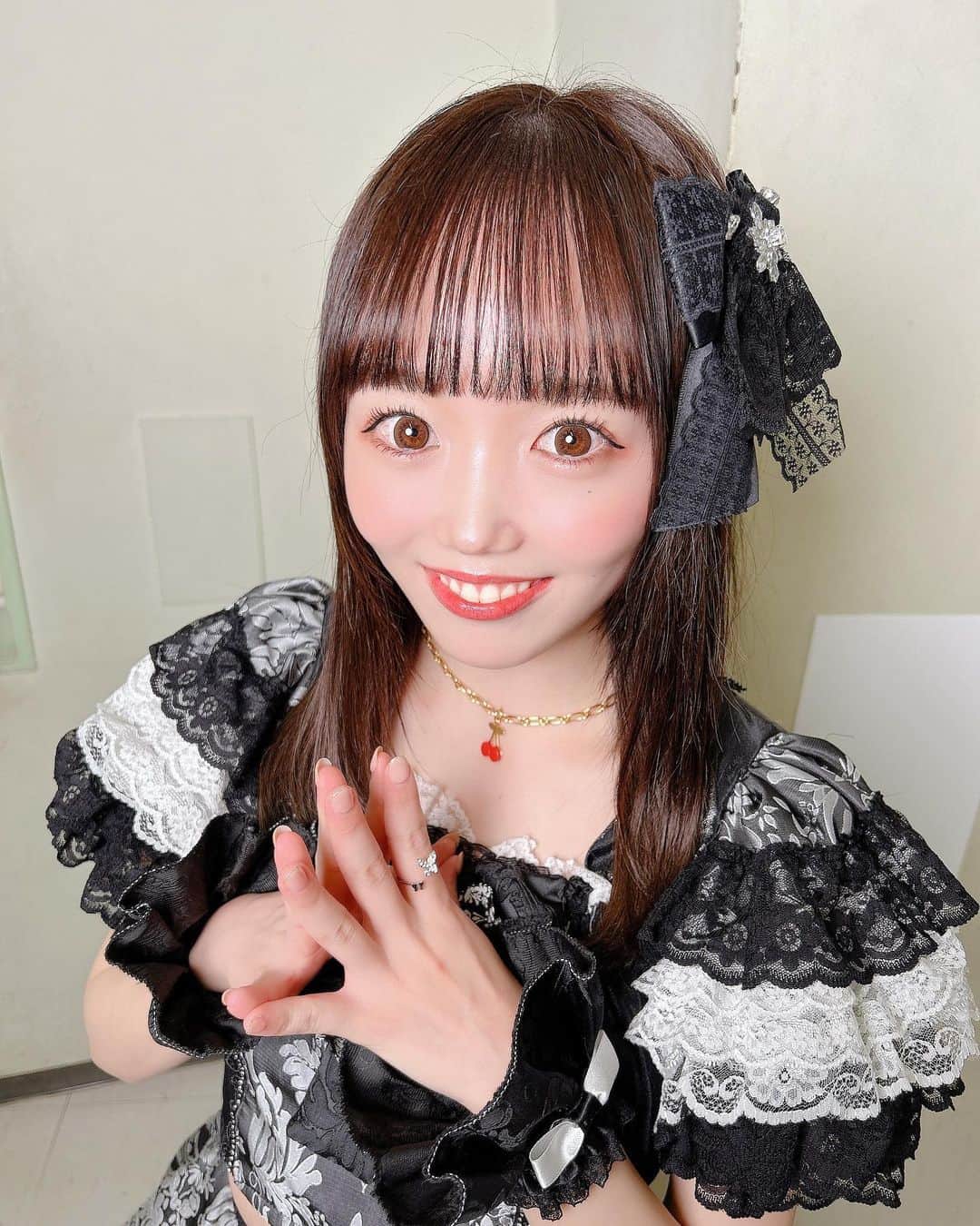 小日向夏実のインスタグラム：「改めて昨日は卒業ライブありがとうございました😭💕  新年度前の忙しい時にたくさんの方に会いに来てもらえて嬉しかったです！ ライブもとっっても盛り上がってたし、フロアもパンパンで熱いライブが出来たなって思ってます❤️‍🔥❤️‍🔥❤️‍🔥  私の場合は異例のジャパ卒業してからの黒姫期間で実感の湧かない卒業になったけど、ジャパの時代も黒姫の時代も小日向推しは愛が深くて優しくて最強でした！ファンに恵まれたからずっと幸せなアイドルでいれました！  出会ってくれた皆んなに感謝しています🫶まだまだ卒業関連の投稿して行く予定なので見てね〜！  最後の日は初心に帰りストレートヘアにしたんだ🍒  #アイドル #idol #卒業 #ありがとう #衣装 #アイドル衣装 #ストレートヘア #新宿 #イベント #ライブ #japanesegirl #instagood #instalike #followｍe #いいね歓迎 #フォロー大歓迎 #なちゅスタグラム #オタ活」