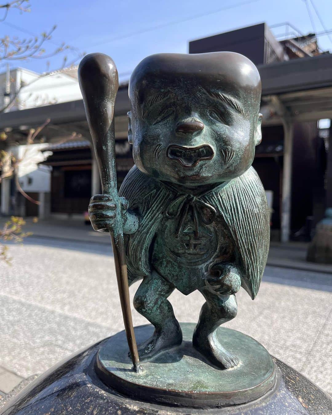 八木麻紗子さんのインスタグラム写真 - (八木麻紗子Instagram)「. 鳥取・島根へ行ってきました。  水木しげるロードはずっと行きたかった場所。 ブロンズ像の妖怪、 どれもなつかしくて見ているだけで楽しい👀 子どもたちはスタンプラリーブックに スタンプを集めるのに夢中。  鳥取砂丘では 「馬の背」と呼ばれる丘を何度もかけあがる小学生男子。 最大傾斜は32°もあるとか…… 私はひとり右側のゆるやかなところをのぼる🤫 頂上から見下ろす真っ青な日本海はまさに絶景。  また必ず行きたい鳥取県🦀🐫  島根編に続く  #子連れ旅行 #遅めの冬休み  #水木しげるロード #ゲゲゲの鬼太郎 #境港 #鳥取砂丘 #鳥取県」3月31日 20時48分 - yagi_masako