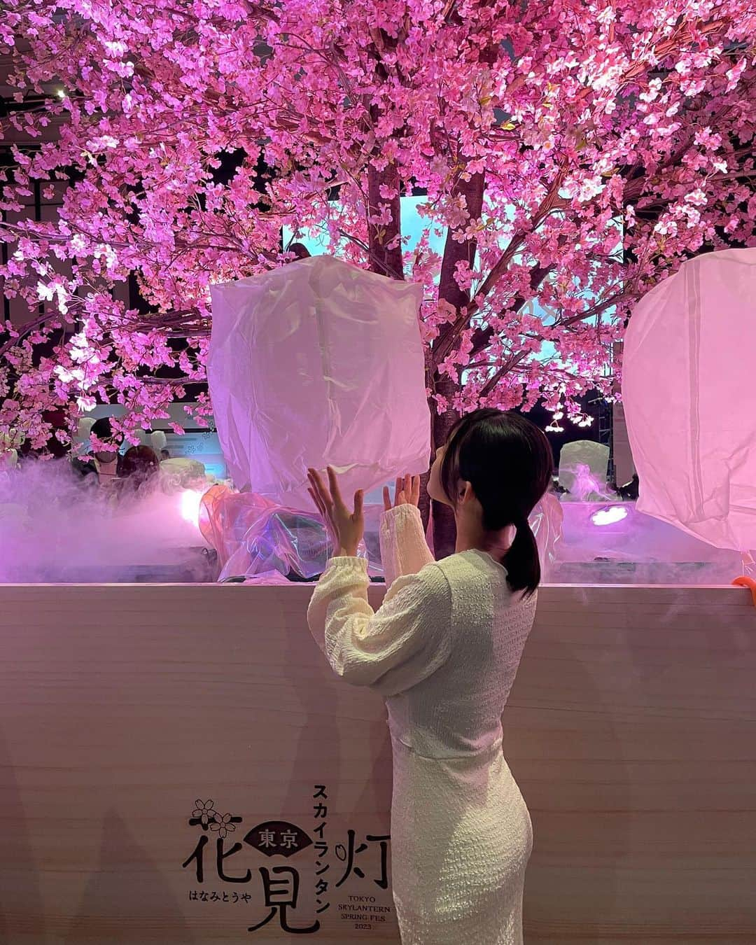 花咲ひよりさんのインスタグラム写真 - (花咲ひよりInstagram)「•  　　 　　 花見灯夜2023に行ってきたよ　　 　　 　　　 外で見るお花見とは違う幻想的なお花見だった🌸　　 　　 　　 　　 　　　　　 　　 　　 　　 　  #アイドル #アイドル衣装 #アイドル前髪 #アイドルヘア #アイドルメイク #黒髪 #黒髪ボブ #黒髪ミディアム #黒髪女子 #ぼぶ#ボブ #ボブアレンジ #東京 #お花見 #スカイランタン #ランタン #灯夜」3月31日 20時48分 - hiyori_hanasaki_