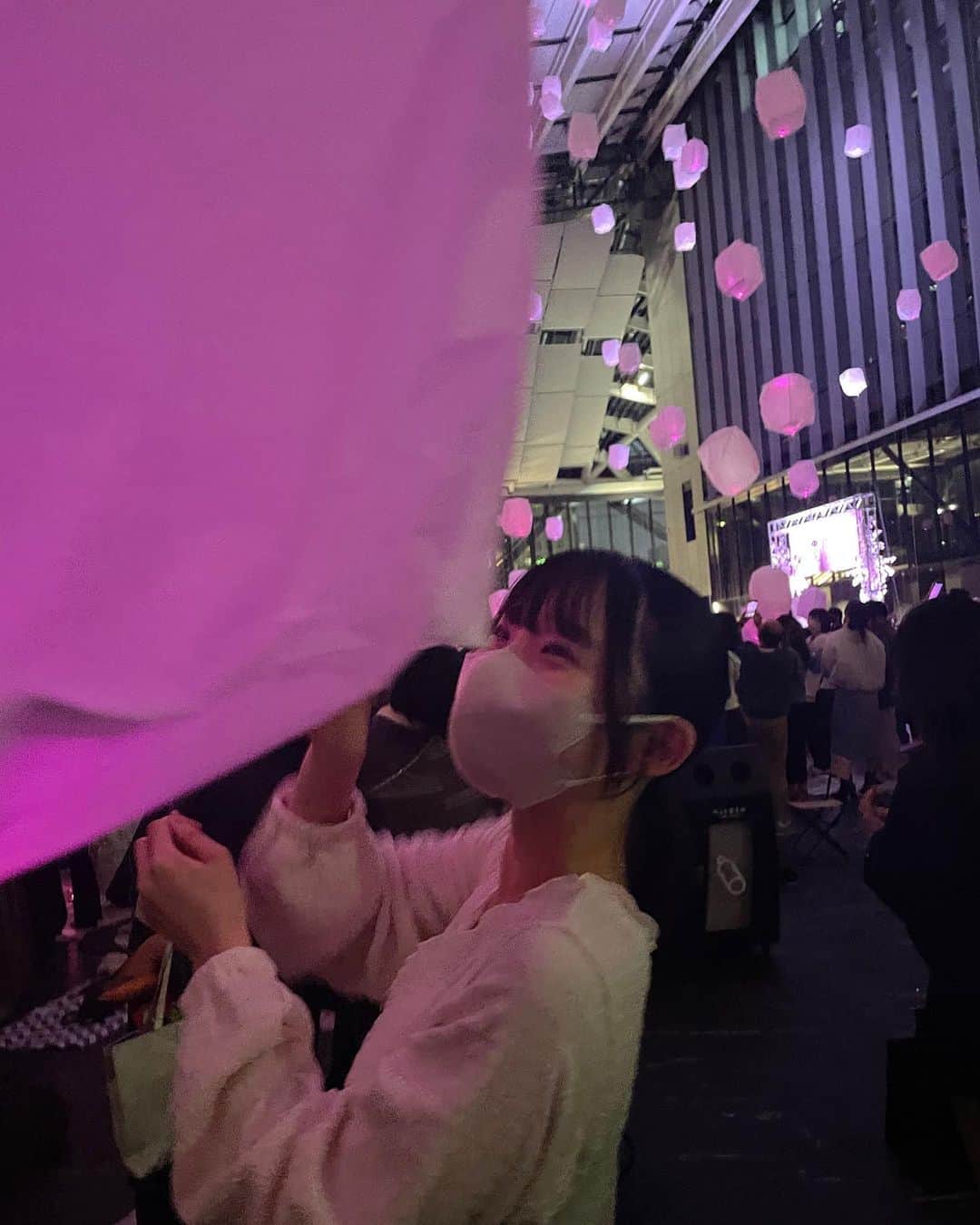 花咲ひよりさんのインスタグラム写真 - (花咲ひよりInstagram)「•  　　 　　 花見灯夜2023に行ってきたよ　　 　　 　　　 外で見るお花見とは違う幻想的なお花見だった🌸　　 　　 　　 　　 　　　　　 　　 　　 　　 　  #アイドル #アイドル衣装 #アイドル前髪 #アイドルヘア #アイドルメイク #黒髪 #黒髪ボブ #黒髪ミディアム #黒髪女子 #ぼぶ#ボブ #ボブアレンジ #東京 #お花見 #スカイランタン #ランタン #灯夜」3月31日 20時48分 - hiyori_hanasaki_