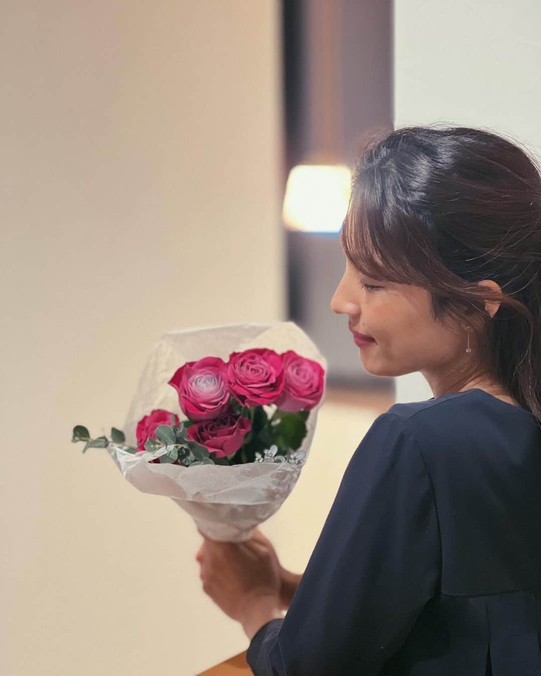 のインスタグラム：「今月の #バラ定期便 moafura 🌹  おうちの中を素敵に彩ってくれる #お花の定期便 です！  今回届いたバラは、〝プライムチャーム〟  疲れて帰ってきた時、落ち込んだ時、お花を見ると優しい気持ちになります☺️🌿  #moafura #モアフラ #お花の定期便 #お花のある暮らし #バラ花束 #バラ定期便 #バラサブスク #バラギフト」