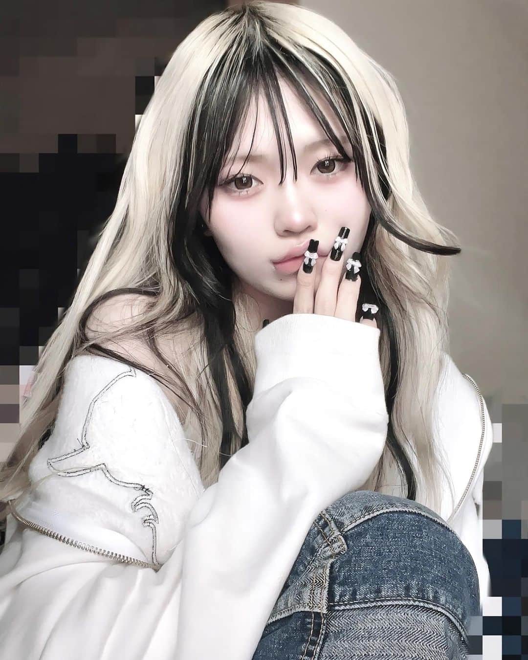 謝花南のインスタグラム：「🩶 . . . . . . . .  #ロング #エクステ #フェイスフレーミング #インナーカラー #ハイトーン #ブラック #韓国風 #韓国ファッション #ストリート系女子 #スニーカー女子 #カラコン #純欲メイク #舌ピ #クロミちゃん #ootd」