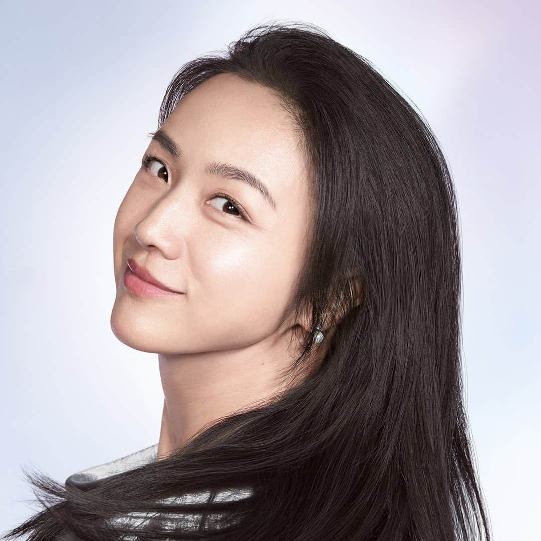 SK-II's Official Instagramのインスタグラム：「Nothing can stop Tang Wei from unleashing her ultimate aura.  The new GenOptics Ultraura Essence has innovative SK-II ingredients to reveal your true aura from within.   #PITERA #SKII #100CaratAura 💎」