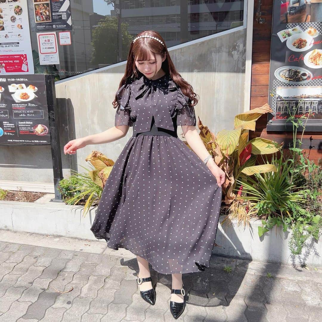 evelyn.coordinateのインスタグラム：「▹◃┄▸◂┄▹◃┄▸◂┄▹◃┄▸◂┄▹◃ ・ ・ ・ 𝑛𝑒𝑤 𝑎𝑟𝑟𝑖𝑣𝑎𝑙 💐*·̩͙𓈒𓂂𓏸 ・ ・ #ハートリブop ¥9,800 #パールバックミュール ¥6,900 ・ ・ ・ 新作のワンピース🫧 カタログにも掲載されている商品です◎ ウエスト部分のリブや肩あきデザインがポイント🐶🏹 ぜひご覧下さいませ！ ・ ・ ・ #evelyn#エブリン#ガーリーコーデ#甘めスタイル#甘めコーデ#清楚コーデ#可愛い#girly#feminine#パステル#girl#evelynコーデ#フェミニンコーデ」