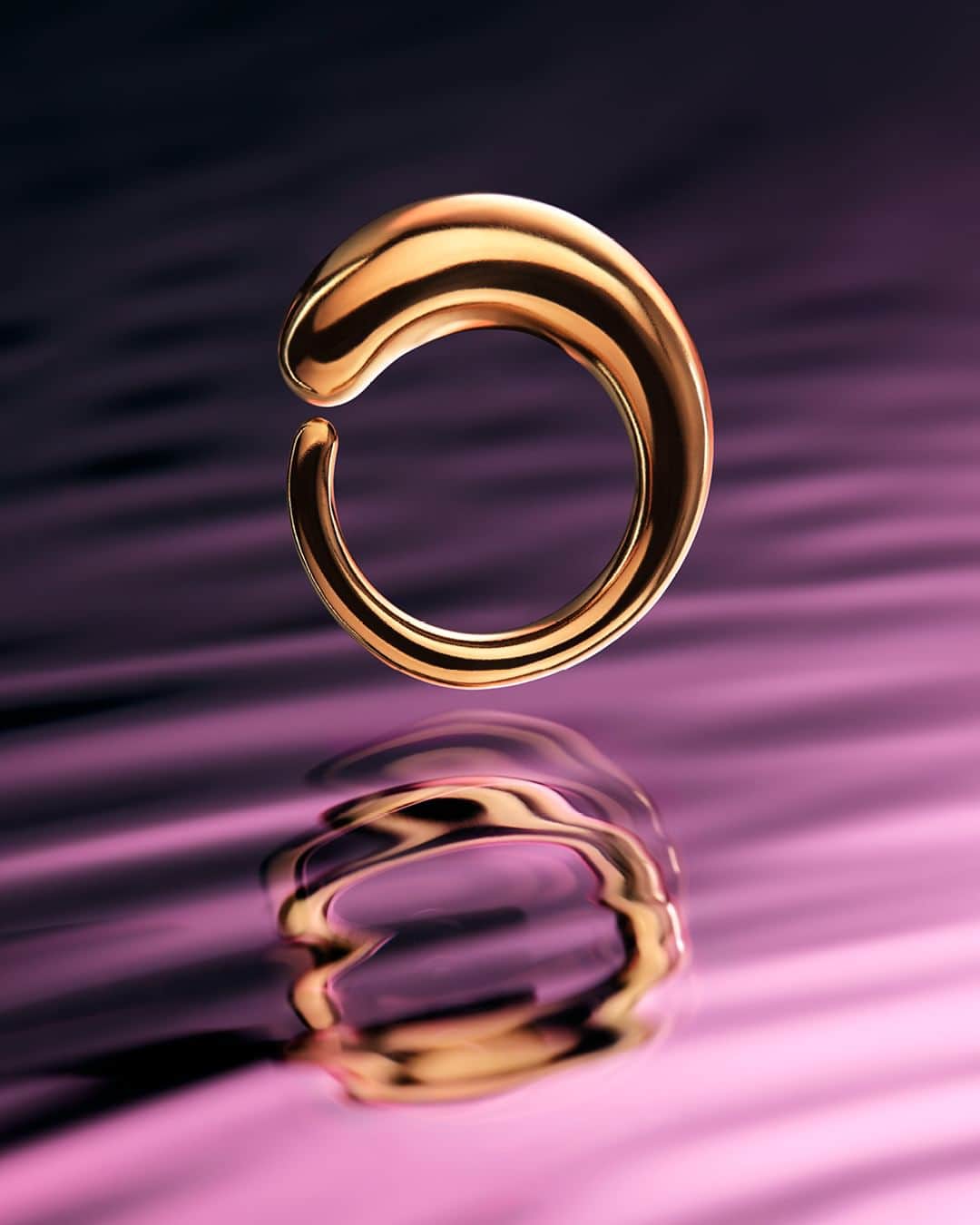 トウスのインスタグラム：「If you like’em put a ring on it 🫴🏼  #DareToDream #TOUS」