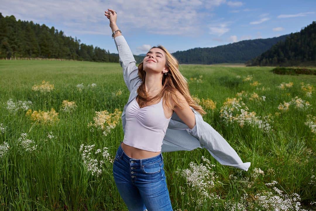 アメリカンイーグルのインスタグラム：「AEと一緒に春のエネルギーをリリース👯‍♀️  AEタンクトップにフレアジーンズを組み合わせて、快適に体を自由自在に動かそう👖  💁🏻‍♀️もう1つのファッションヒント：お気に入りのシャツと組み合わせて、フリースタイル！  AEのスプリングコレクションを着て、スタイリッシュと快適を同時に感じよう😌  #アメリカンイーグル #MakeAMove #americaneaglejp #AEJeans #アメリカンイーグルジーンズ #デニム #ジーンズ #デニムコーデ #春コーデ #柔軟性と快適さ」