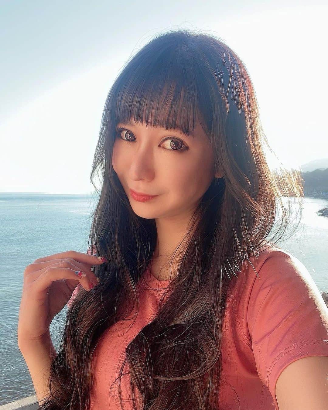 のインスタグラム：「イメチェン♡ あゆちゃんいつもありがとう〜❣️ 透け感のある髪色にしたわん♡ 二人とも同じ美容室に通ってマッチングした仲ww  #銭函 #髪色チェンジ  #素敵なお土産もありがとう  #銭函サロン」