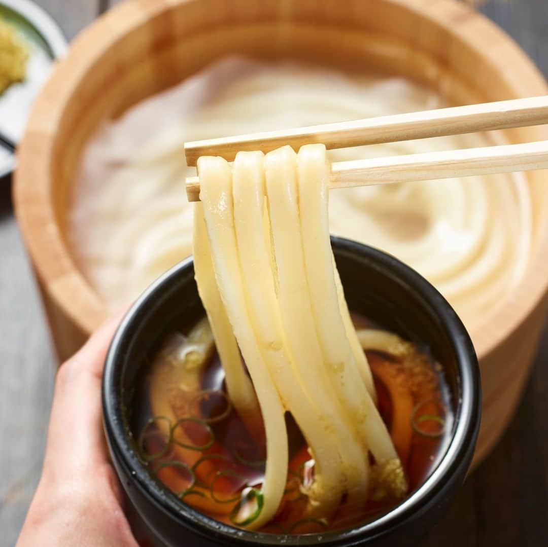 丸亀製麺さんのインスタグラム写真 - (丸亀製麺Instagram)「釜揚げうどんの日行く人は「✋」で教えてください！  丸亀製麺の看板商品 #釜揚げうどん は、かけうどんやざるうどんに比べて茹で時間が短い商品！  打ち立て・茹でたての麺を食べればもっちりコシのある食感、時間が経つとふわふわとした食感に変化していくので、様々なうどんの味わいをお楽しみいただけます♪  自分好みの食感を探しながら食べてみてくださいね！  #丸亀製麺 #丸亀うどん #udon #麺 #うどん」3月31日 21時00分 - marugame_