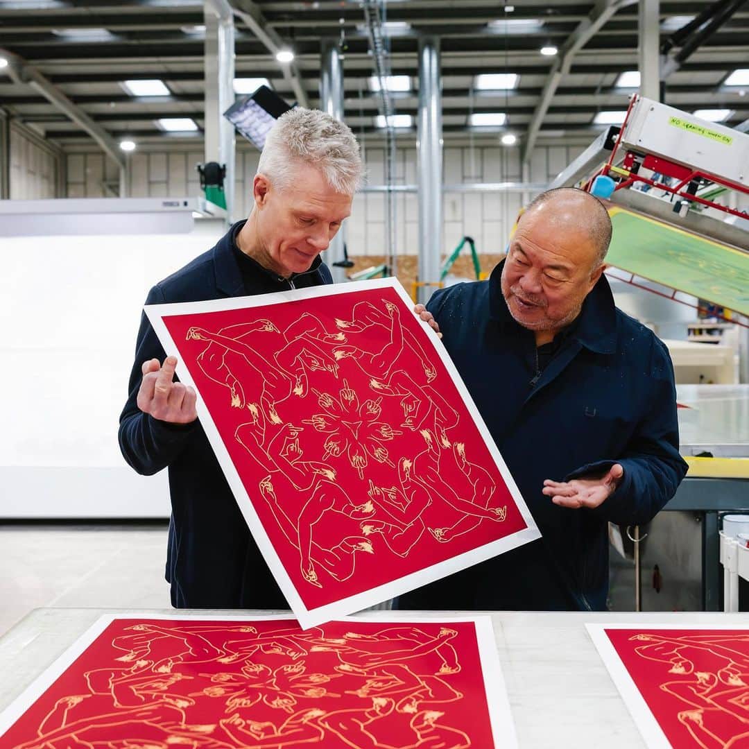 艾未未のインスタグラム：「2 hours left to collect Middle Finger in Red.  A signed silkscreen, launched in support of the Design Museum in London.   Visit @avant.arte to buy a print.」