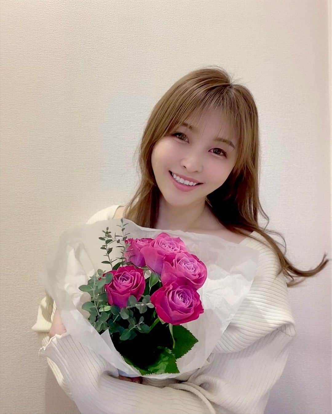 mikaのインスタグラム：「♥︎︎∗︎* #お花のある暮らし 💐  月1で一流ホテルやレストランで仕入れを担当した プロの方が厳選したお花を送ってくれる定期便の @moafura_official ✨  今月はプライムチャームとアイビーの バラコースのお花が届いたよ🌹  花言葉を調べてみたら プライムチャームの花言葉は『すばらしい魅力』 花言葉通りグラデーションがとてもキレイで 魅力あるバラだよね🌹💕  いつも初めて目にするお花が届くから今回は どんなのが届くのか楽しみであける瞬間 ドキドキしながらあけるの〜🎁✨  来月も楽しみだな♡  #moafura #モアフラ #お花の定期便 #バラ花束 #バラ定期便 #バラサブスク #バラギフト #flower #おまかせ定期便 #バラ  #プライムチャーム #🌹」