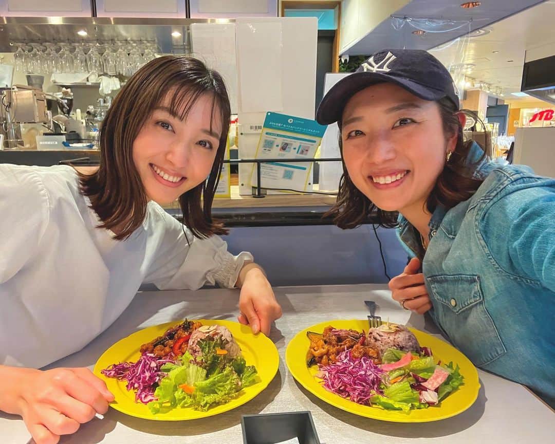 太田彩乃のインスタグラム：「育ちゃんの👧ちゃんの忘れ物を渡しがてら、Vegan Cafeでサクっとランチ🥗 ママとは思えない美しさに毎度ハッ♥️としてしまう。  育ちゃんのサバサバトークがなんとも心地良いんだよねー。いつもいろいろ教えてくれてありがとう！！ . . #ママ友 #veganlunch #プラントベースフード」