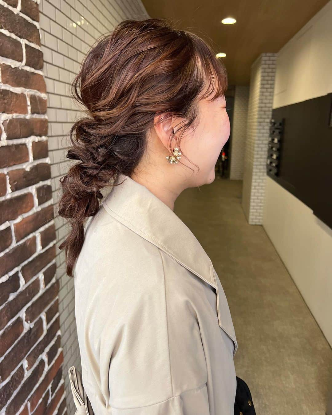 かとうあやのさんのインスタグラム写真 - (かとうあやのInstagram)「. 友達の #結婚式ヘアアレンジ 🤍  お任せしてくれて、ありがとう〜🫣💘 高校からの繋がりでいまも任せてもらえるって本当に嬉しい🥲🫶  #ブライダルヘアアクセサリー  #結婚式ヘアアレンジ  #ブライダルヘアメイク #あやのロングヘアまとめ#東京ヘアセット#表参道ヘアセット#東京ヘアメイク#出張ヘアメイク#持ち込みヘアメイク#名古屋ヘアメイク  #ヘアアレンジ#ヘアセット」3月31日 21時02分 - ayan01217